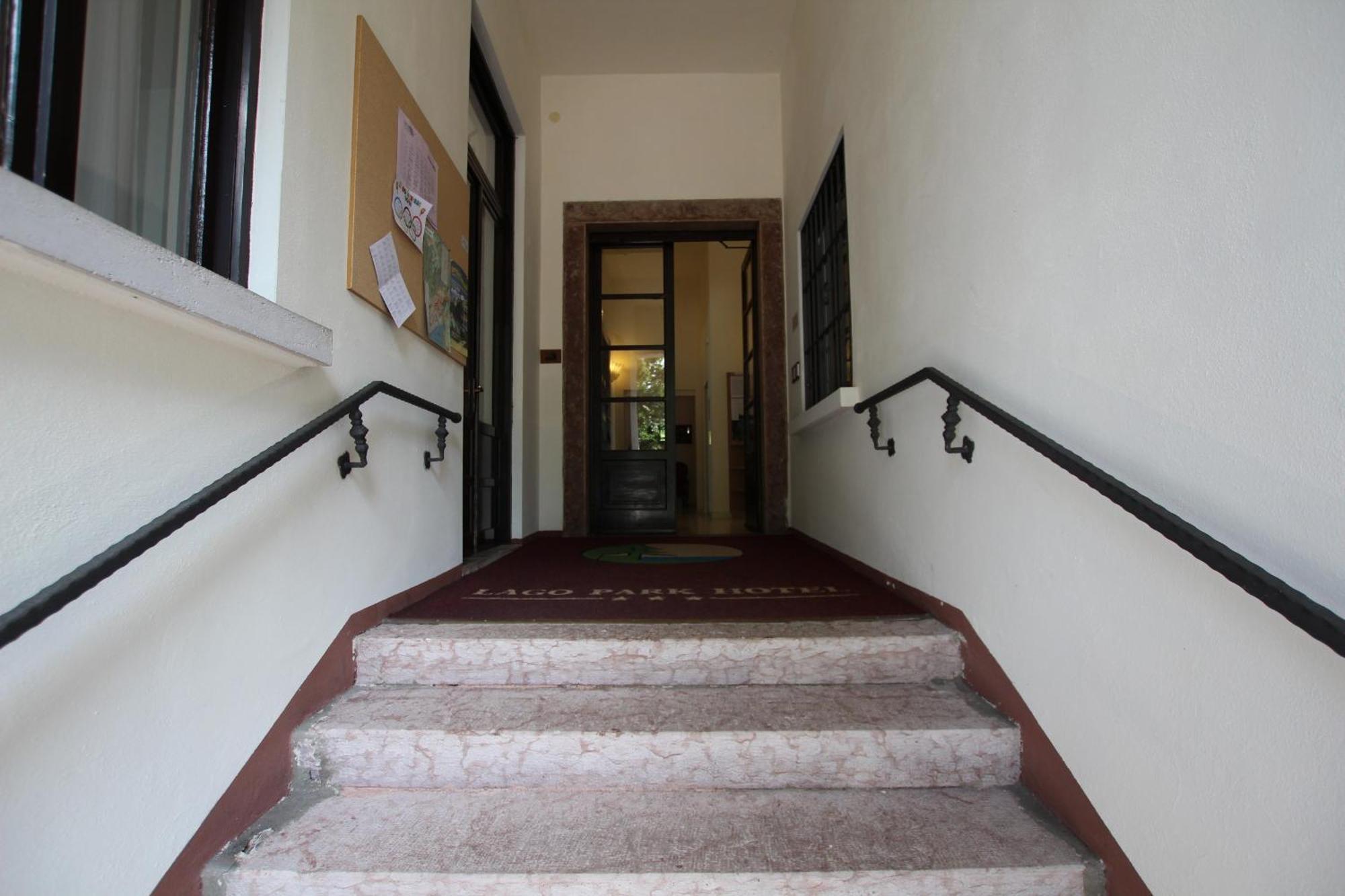 Lago Park Hotel Молвена Екстериор снимка