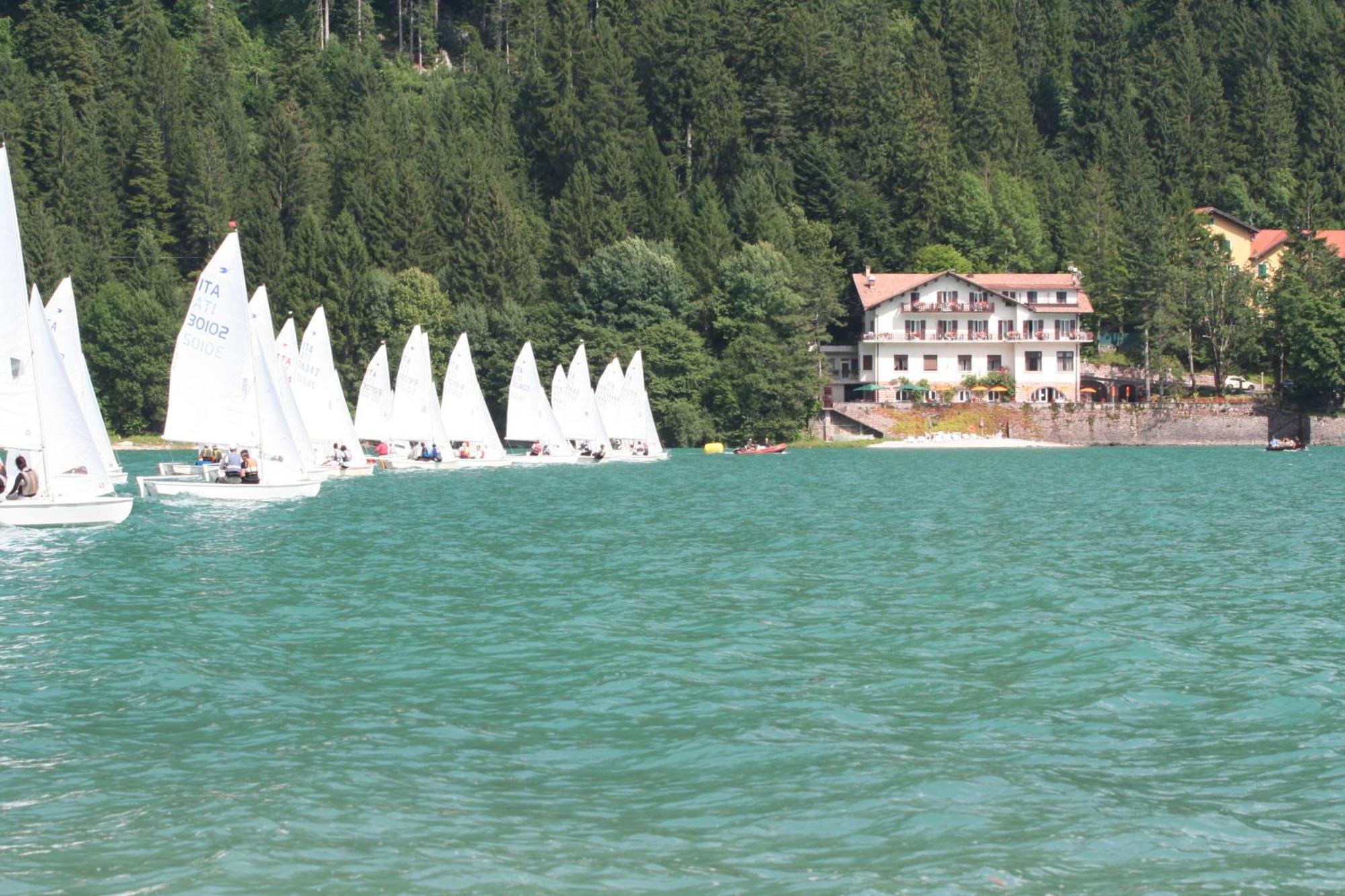 Lago Park Hotel Молвена Екстериор снимка