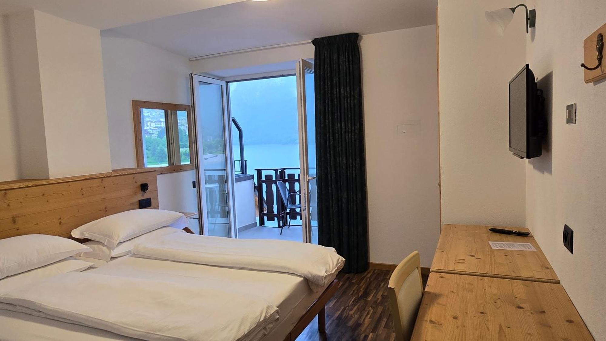 Lago Park Hotel Молвена Екстериор снимка